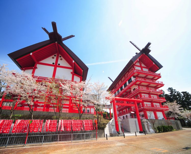 左が本宮。右が神前結婚式や七五三などの祝事が行われる上之宮（写真提供／宝徳山稲荷大社）