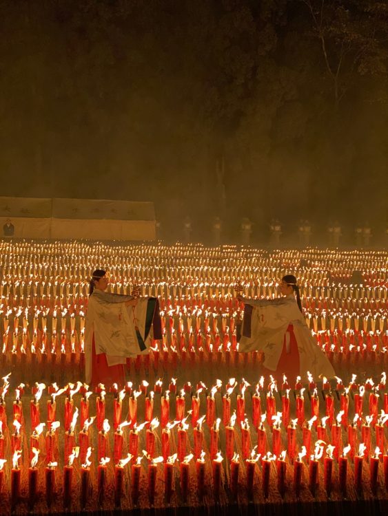 11月の神幸祭では、数万本のろうそくに火を灯し祈願が行われる（写真提供／宝徳山稲荷大社）