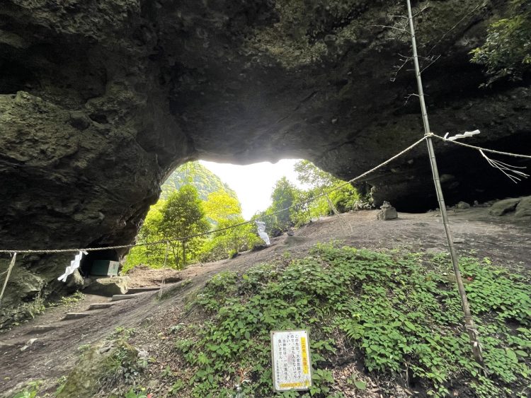 縦横10m以上もある大風穴・穿戸岩。合格・必勝のご利益がある（写真提供／高森町政策推進課）