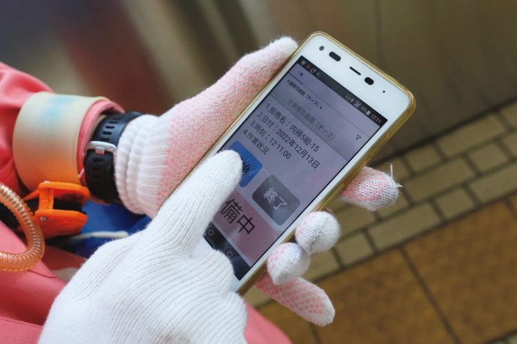 作業の終了はスマホで報告。以前はホームに設置された通話装置が唯一の連絡手段だったが、作業の効率化のために改善された