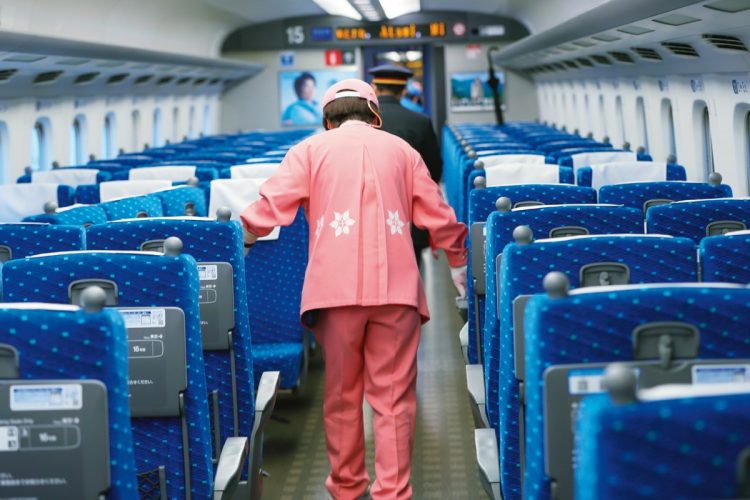座席の向きを新大阪方向に手動で回転させていく。東海道新幹線ならではの独特な作業として知られる