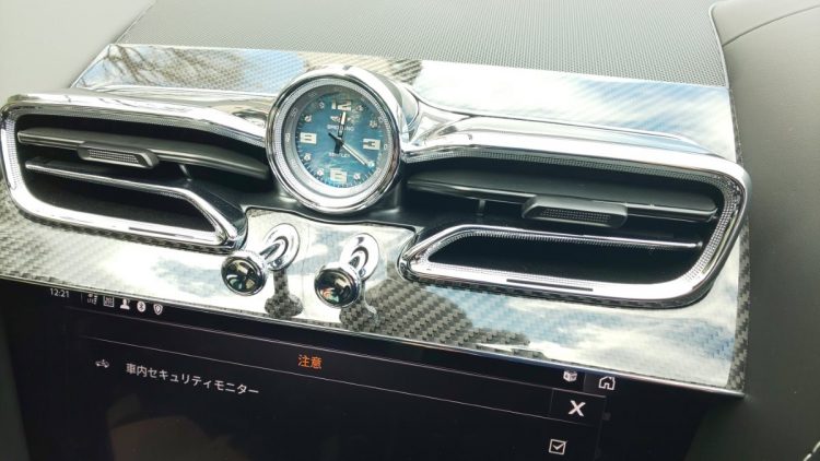 50万円オーバーというブライトリングのアナログ時計をオプション装備。その下にあるベンチレーションのレバーでアナログ感をさりげなく表現している