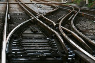 三線軌条、改軌、フリーゲージトレイン…「軌間」が異なる鉄道で直通運転を可能にする工夫