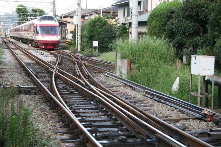 箱根登山鉄道の入生田駅にある三線軌の分岐器（2007年撮影）。現在は車庫に向かう線路のみが三線軌になっているので、構造がシンプルになっている