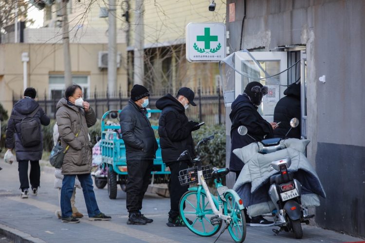 中国全土で薬不足が深刻化（中国・北京で医薬品を買うために並ぶ市民。写真／EPA＝時事）
