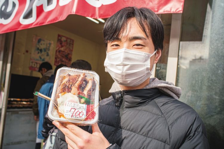 日曜の昼時に訪れた23歳の男性は、焼いた鶏肉に目玉焼きがのったボリュームたっぷりの「日替わり弁当」（700円）を購入。「おかずの種類もよく変わるので、何度通っても飽きない」と話す。近隣に住んでいて、1年半前から休日によく利用