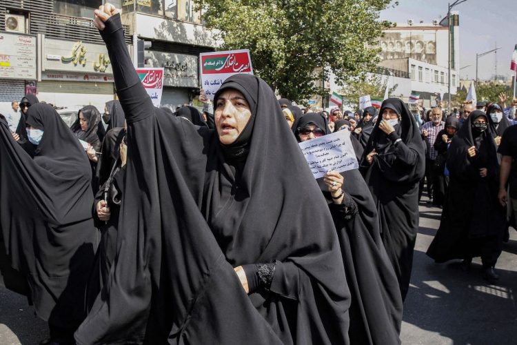 イランの抗議デモは、当初、女性が主体だった（AFP=時事）