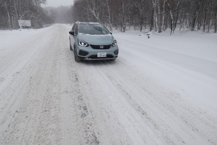 圧雪路の下に凍結路が時折顔を見せるような状況でも安定して走行できる