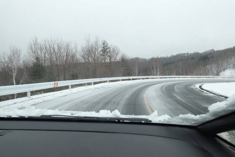 凍結路面にうっすらと雪が降り積もっている路面状況がもっとも緊張する。速度を落として走行すれば安全にクリアできた