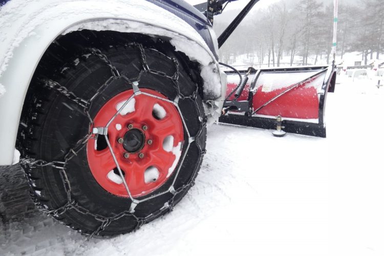 4WDの雪上車にはスタッドレスにチェーン装着。チェーンは価格も安く氷上や雪上で強さを見せるが、装着の手間や駆動輪だけに装着することで不安定になりやすい