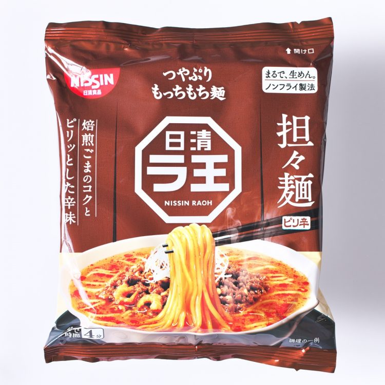 3位／日清・ラ王　担々麺【麺7.3点、スープ8.0点、バランス7.8点】。「焙煎ごまの風味がいい。ラー油と麺とのからみ方が程よく計算されている」（大和さん）。「適度な辛さなので初心者にも」（澤井さん）。撮影／黒石あみ