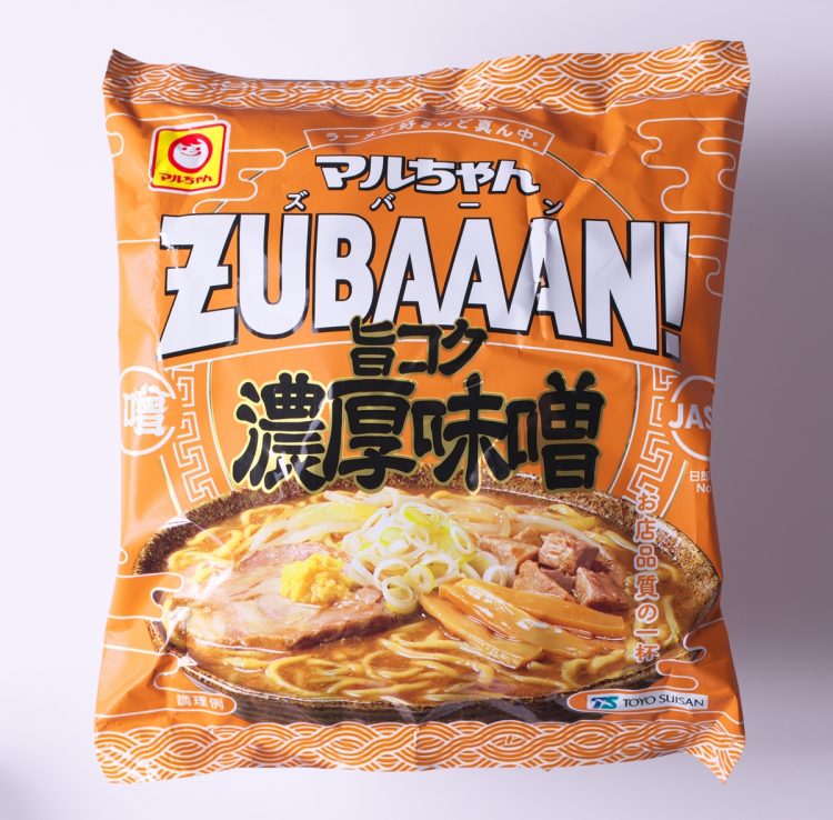 3位／東洋水産・マルちゃんZUBAAAN! 旨コク濃厚味噌。「にんにくと焼きみそのインパクトがすごい！」（森本さん）。「焦がしみその香ばしさ、旨みと甘みのバランスがいい」（大和さん）。「麺はしこしこで噛みごたえあり」（大山さん）。「名前どおりの濃厚さに満足」（澤井さん）