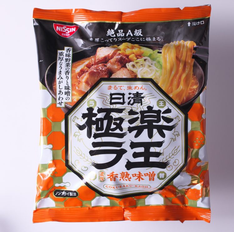 2位／日清・極楽ラ王　濃厚香熟味噌。「麺はコシがありのど越しも良い」（大山さん）。「甘めのみそと野菜の旨みで味に立体感がある」（大和さん）。「とろみのあるスープと麺のまとまりがいい」（森本さん）。「もちもち麺とコクのあるスープがGood」（澤井さん）