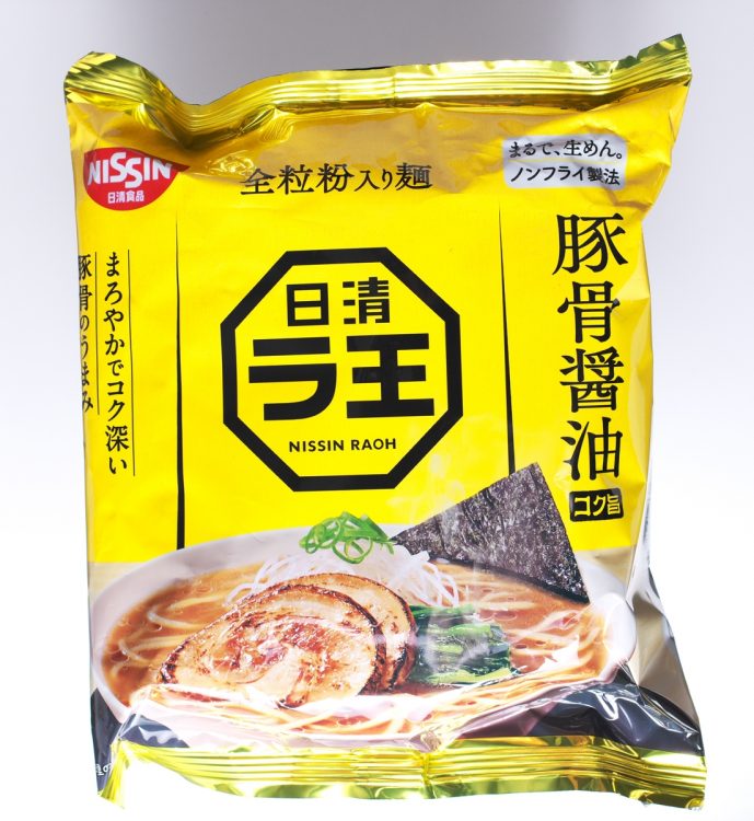 4位／日清・ラ王　豚骨醤油【麺7.8点、スープ7.3点、バランス7.3点】（撮影／黒石あみ）