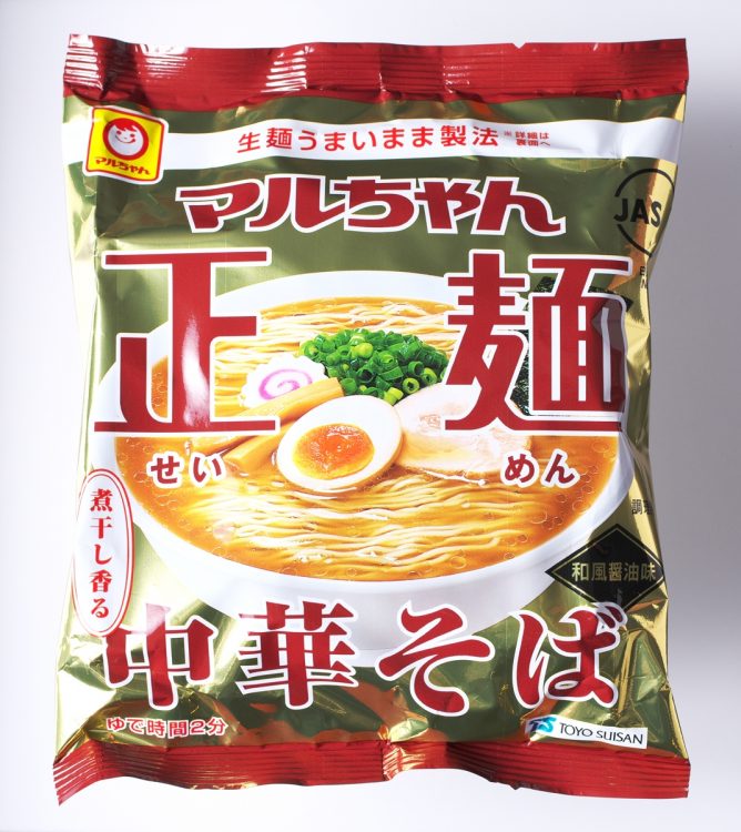 3位／東洋水産・マルちゃん正麺中華そば　和風醤油味。「魚介スープにちぢれ麺が合う」（大和さん）。「短い麺でのど越し○」（大山さん）。「甘めのスープで煮干しが苦手でもイケる」（森本さん）。「歯ごたえとのど越しのバランスがいい」（澤井さん）