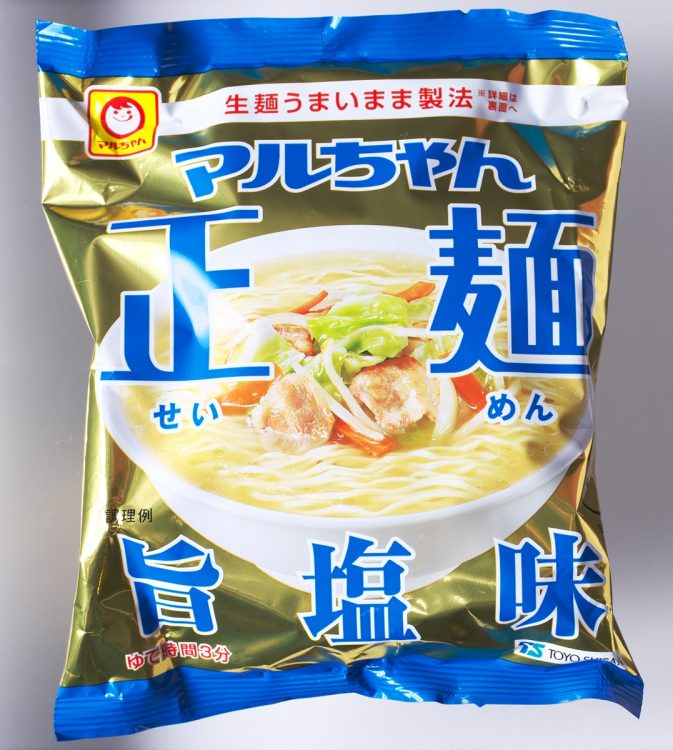 3位／明星・マルちゃん正麺　旨塩味。「単体だと塩がきついが、具を入れると生きてくる味」（大山さん）。「魚介の旨みがきいている。炒めた野菜をのせて食べたい」（大和さん）