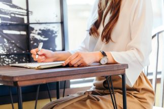 専門家が選んだ「コスパがいい女性の資格」 ドローン操縦、愛玩動物看護師など「新しい資格」にも注目