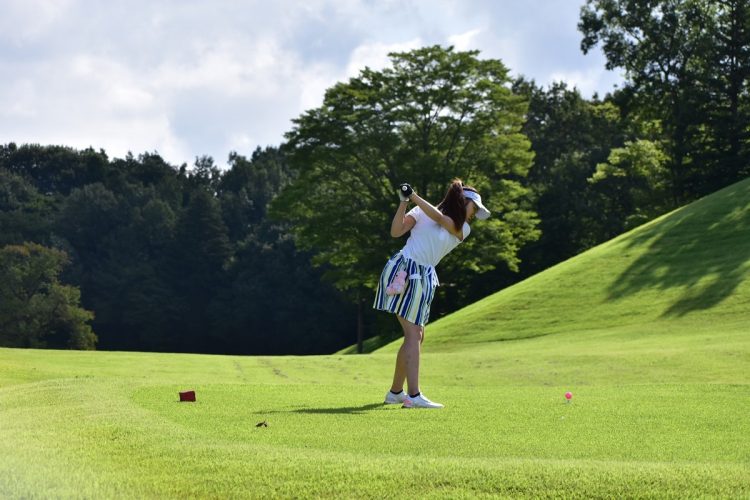 「非日常の雰囲気が楽しい」と感じ、ゴルフに興味を持ち始めた女性も（イメージ）