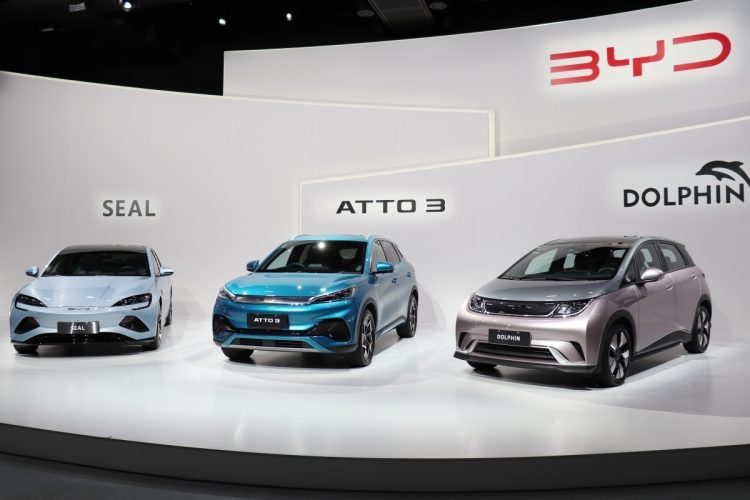 BTDが日本市場に投入する電気自動車3車種（中央が1月31日に発売された「ATTO 3」。時事通信フォト）
