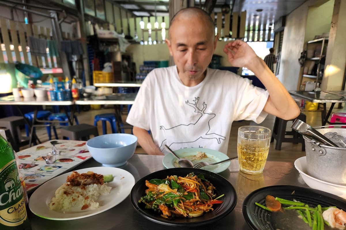 バンコクで「チャン」ビールを飲む、坊主頭の中川淳一郎氏