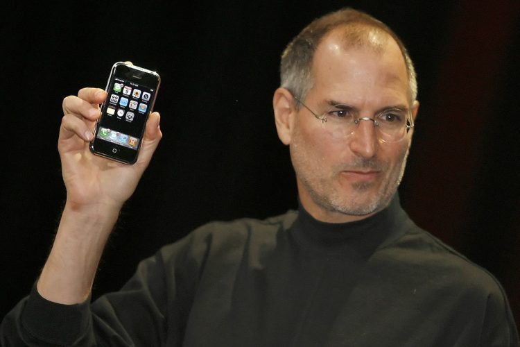 注目を集めた「ジョブズのファッション」（2007年1月、iPhoneを発表したアップルのスティーブ・ジョブズ氏。AFP＝時事）