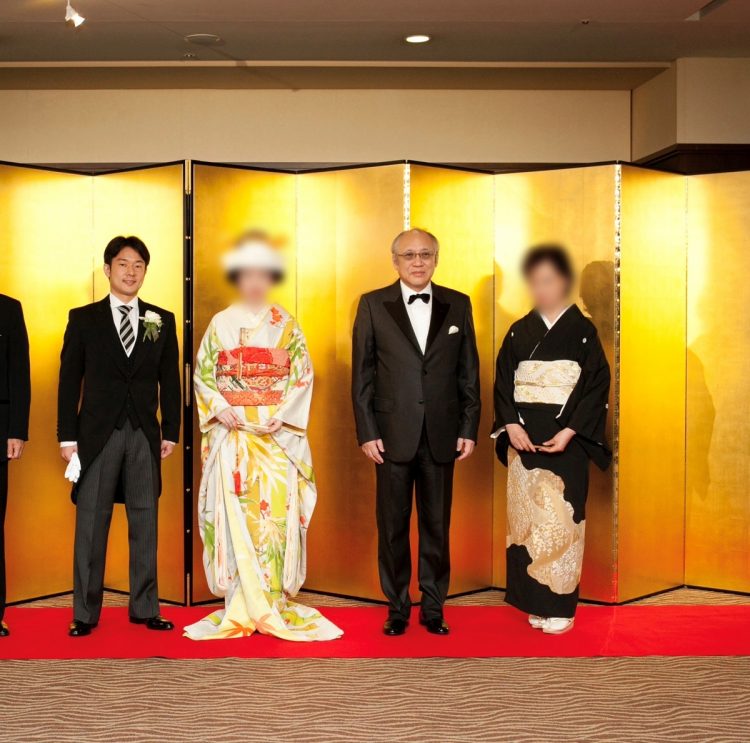 大輔氏と聖子氏の結婚当時の写真。右から美和氏、和英氏、聖子氏、大輔氏（本人提供）