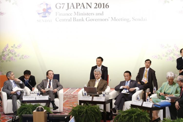 2016年開催のG7財務相・中央銀行総裁会議のシンポジウム。植田和男氏（左から3番目）も参加していた（時事通信フォト）