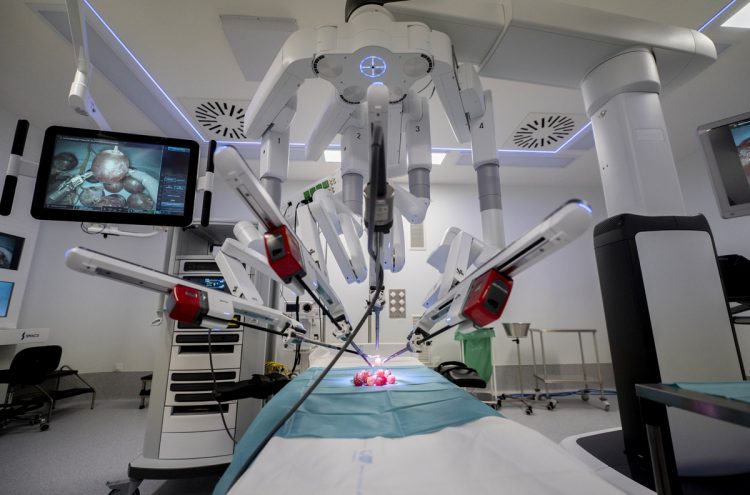 保険適用対象の疾患が増えてきている手術支援ロボットの「ダ・ヴィンチ」（写真／共同通信社）