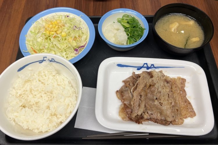 定番の「牛焼肉定食（プレーン）」は690円から790円に値上げ。写真は「鬼おろし」（100円）をつけたもので、890円に