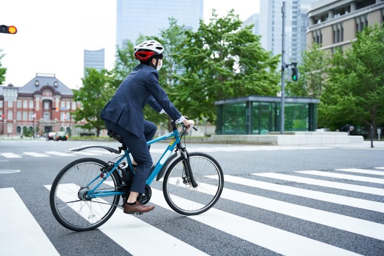 自転車に乗る時は、ヘルメット着用が「努力義務」に（イメージ）