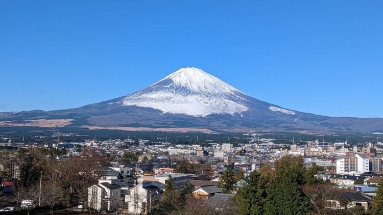 『天然温泉 富士桜の湯 ドーミーインEXPRESS富士山御殿場』の屋上の足湯から眺めた富士山
