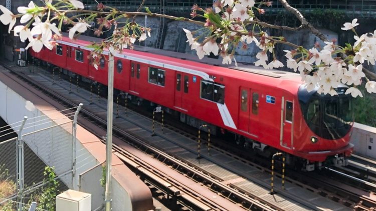 東京メトロ丸ノ内線の2000系電車。カラーフィルムを使い、アルミニウム合金製の構体をラッピングしている