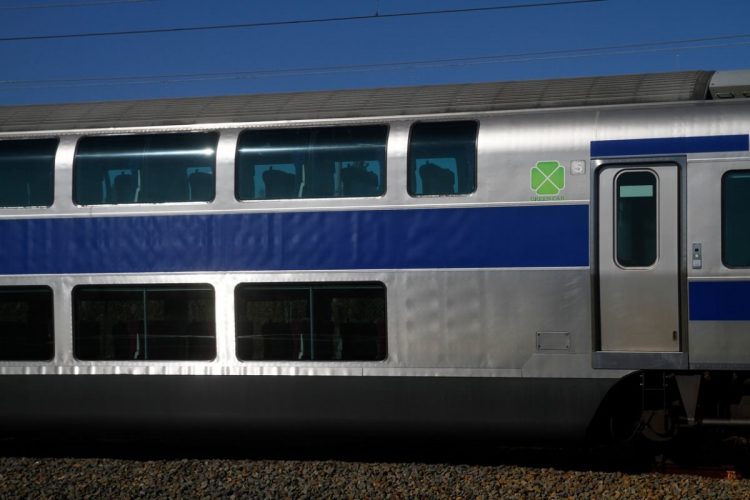 JR東日本常磐線の2階建てグリーン車。ステンレス鋼の構体にブルーのステッカーが貼られている