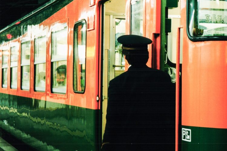 列車の発車直前の安全確認をする車掌。あの独特な声で車内アナウンスをしていたのはなぜか