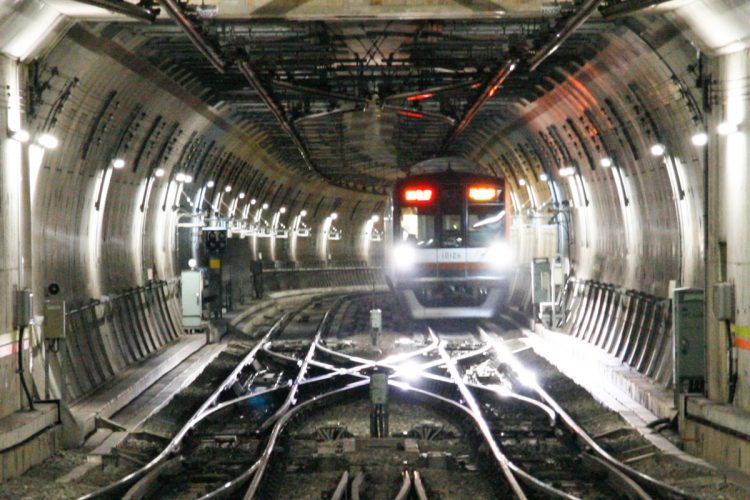 池袋・新宿・渋谷を結ぶ東京メトロ副都心線。運転士のみが乗務するワンマン運転が行われており、車内放送は自動化されているので、肉声のアナウンスを聞く機会は少ない