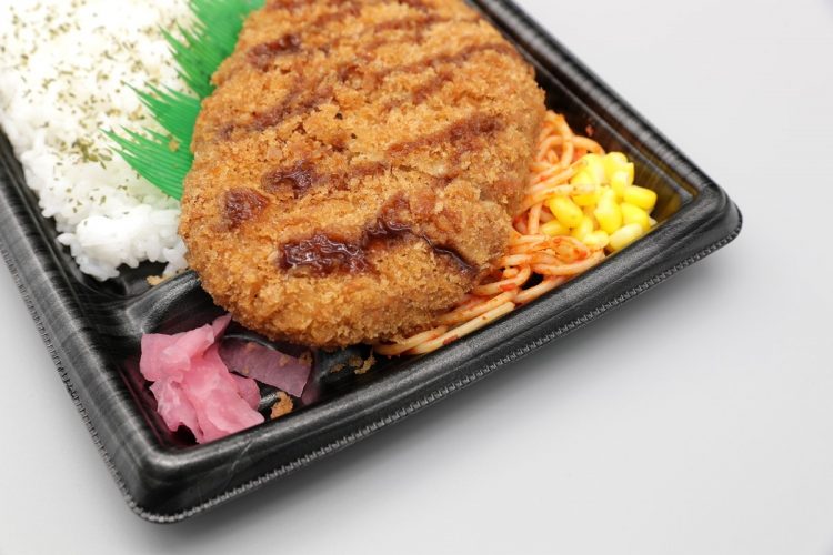 弁当の揚げ物の下に敷かれたパスタは？（イメージ）