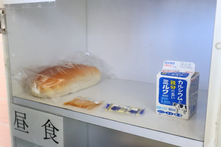 朝食は「コッペパン、マーガリン、ピーナツバター、牛乳」