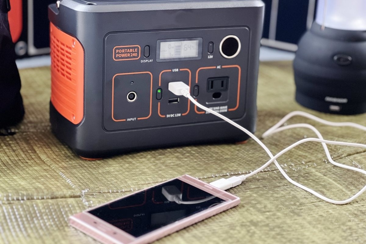 災害時、電灯やスマホはすぐに使えるようにしたいもの(写真:イメージマート)