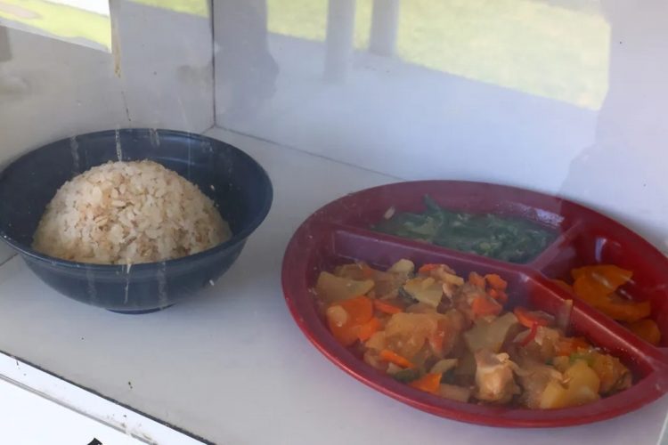 食事は管理栄養士がメニューを作成（この日の昼食メニューは「米麦飯、高野豆腐の五目炒め、小松菜の酢の物、タラモポテト」）