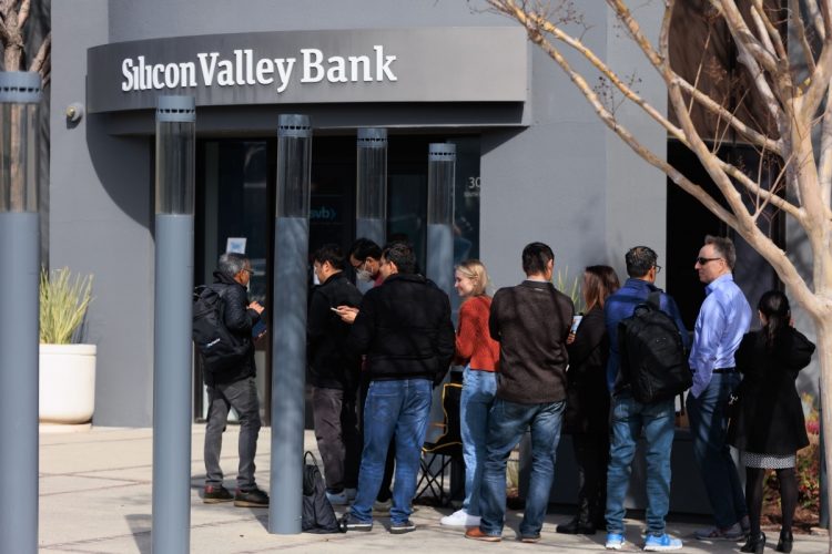 シリコンバレー銀行から資金を引き出すために待機している大勢の列（Getty Images）