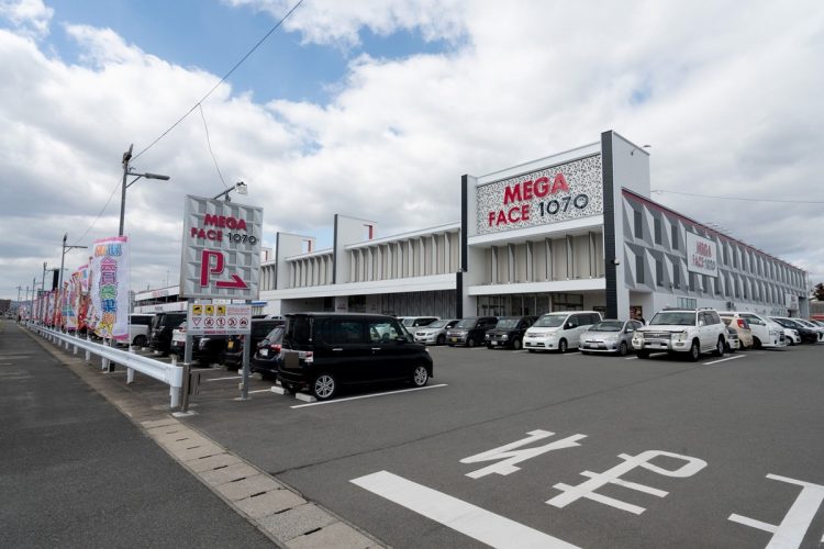 かつて“パチンコ街道”と呼ばれていた国道沿いのパチンコ店は閉店が続いていたが、2022年暮れにオープンした店では大勢の客で賑わっていた