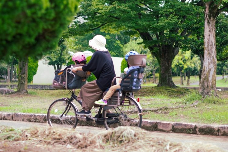 仕事と子育ての両立は誰にとっても悩ましい（イメージ）