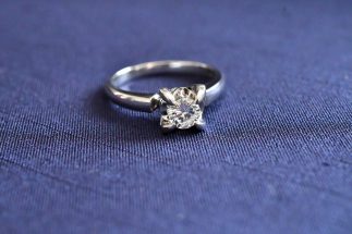 「指輪とかないの?と言われて…」 高齢者を標的にする「押し買い」トラブル続発、買い取り業者を家に招く際の注意点は