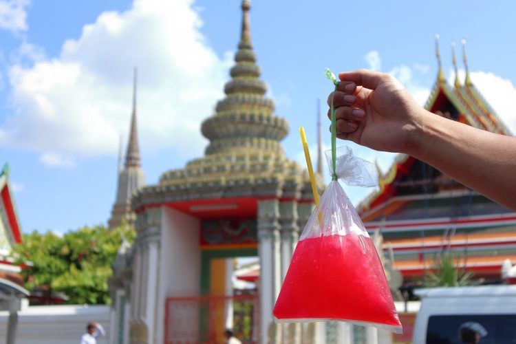 ビニール袋にストローをさしたテイクアウト飲料はタイ名物（写真：イメージマート）