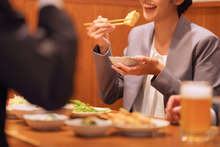 新婚で飲み会に参加したら「ここにいて大丈夫？」。結婚当初、何気なく「家庭事情」に踏み込まれ、驚いたという人も（イメージ）