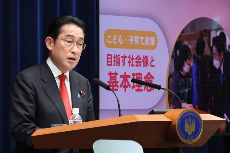岸田文雄・首相は「年収の壁」を意識せず働けるよう制度の見直しに取り組むと発言している（EPA＝時事）