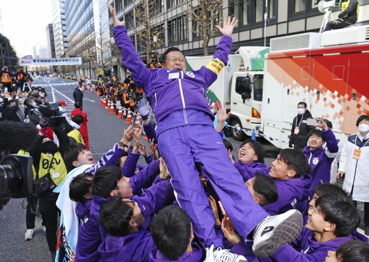 2022年の箱根駅伝で総合優勝を果たし、宙に舞う大八木さん（写真／共同通信社）