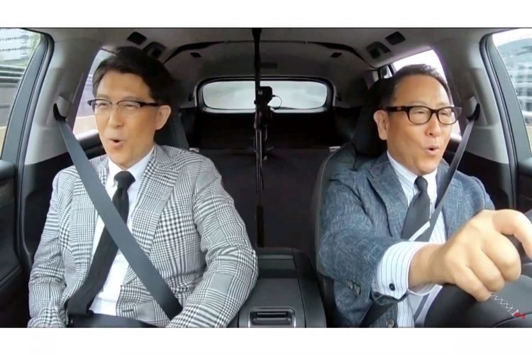 トヨタ自動車では豊田章男氏（右）から佐藤恒治（左）にバトンが渡される。14年ぶりの社長交代となる（写真／共同通信社）