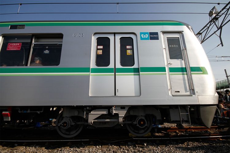 東京メトロ千代田線を走る16000系電車。大都市圏には、このような車体が銀色の電車が多い