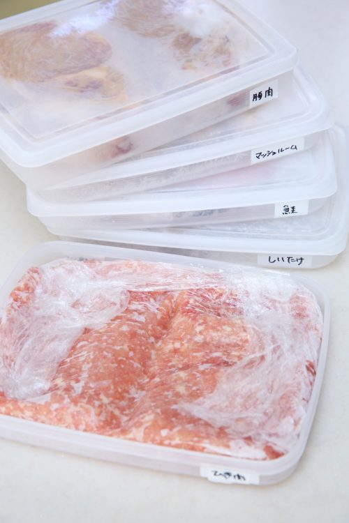 肉や冷凍保存が適した野菜は、ラベルを貼った薄型の容器へ。立ててしまえば、何があるのか一目瞭然